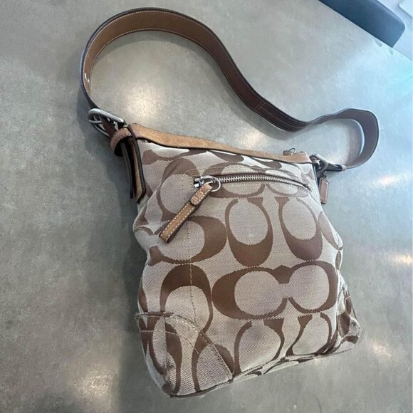COACH- woman’s crossbody bag. Signature logo. Adjustable strap. Full zipper. - Picture 3 of 10